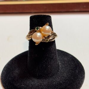 Pearl Ring with 2 Small Emerald Color Stones Size 5